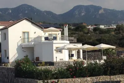 Image de Villa de luxe avec piscine privée à débordement. Vues sur la mer et la montagne. Wifi gratuit
