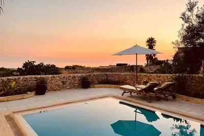 Image de Villa/ferme avec piscine privée et vues sur la campagne et la mer