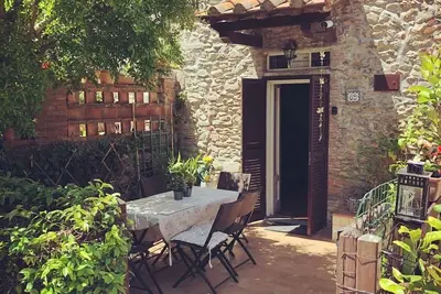 Image de Maison de vacances toscane typique entourée de verdure
