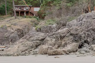 Image de À quelques pas de la plage privée et à quelques minutes de route d’Anacortes!