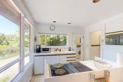 Image de Cabine privée nichée dans une forêt protégée avec vue sur un grand bassin alimenté par un printemps!