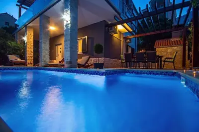 Image de Offre SPÉCIALE! ! Tout neuf! Villa de luxe Jasmina avec piscine chauffée au bord de la mer! ! !
