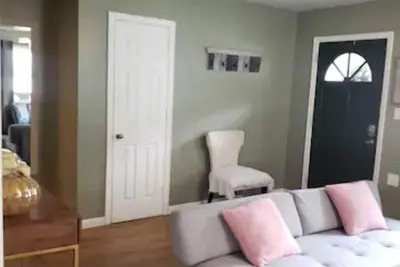 Image de 3bd / 2ba 6min rénovés de Mercedes-Benz / Cnn / Gwcc