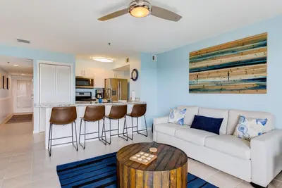 Image de Lumineux et moderne + Soleil, Vues sensationnelles + Cabana Bar / Pool, Wifi gratuit