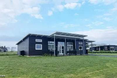 Image de Maison d'architecte sans animaux avec des équipements exclusifs, notamment un bain à remous et un sauna