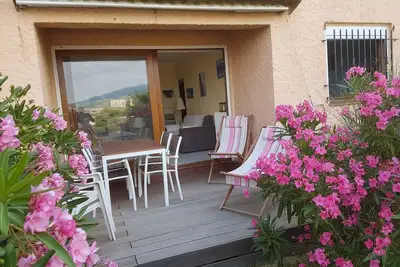 Image de Appartement 45 m²  terrasse 9 m2, courette privée, piscine, parking, belle vue