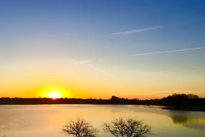 Image de 500 pi de front de mer isolé avec plage privée, rampe / quai pour bateaux et salle de jeux