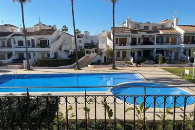 Bungalow confortable avec terrasse avec vue sur piscine.