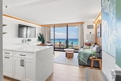 Image de Waikiki condo rénové avec vue sur l'océan, parking gratuit! Un bloc de la plage