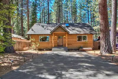 Image de Tahoefiesta - maison avec bain à remous, table de billard, à 5 minutes de la station de ski Heavenly