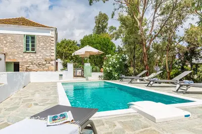 Image de Ecrin de verdure avec piscine au coeur du village, idéale pour les familles