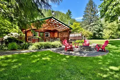 Image de Et au milieu coule une rivière # 2 Bord de luxe avec bain à remous, cheminée et foyer