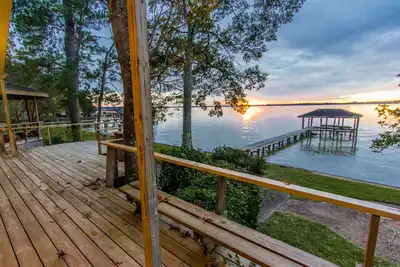 Image de Lake Houston Vacation Home, Vues à couper le souffle, Fenêtres du sol au plafond.