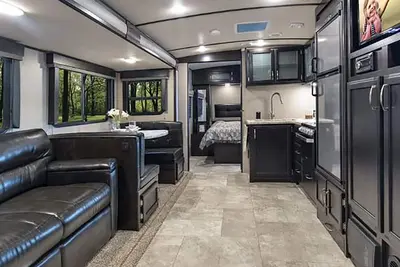 Image de Expérience de glamping qui procure paix et tranquillité avec des vues à couper le souffle.