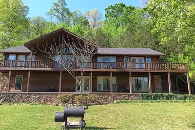 Image de Le Paradis De PÊCHE De La Truite De La RIVIÈRE Blanche Avec Un Quai De Bateau Couvert!
