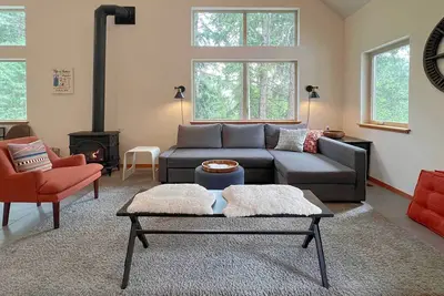 Image de Nouveau-Leavenworth Home avec bain à remous et véranda grillagée