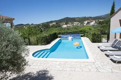 Image de Villa avec piscine, vue et borne de recharge