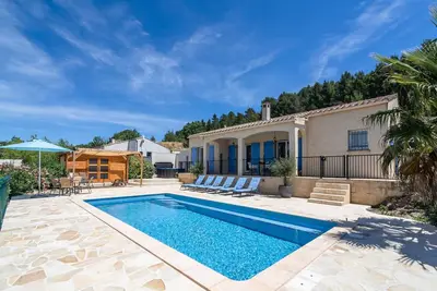 Image de Villa moderne à Félines-Minervois avec jacuzzi