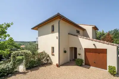 Image de Villa spacieuse avec piscine et jardin privés