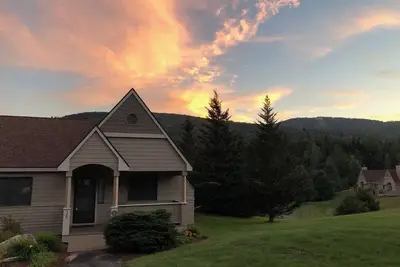 Image de Spacieux Fairway Village Condo avec vue sur la montagne, à seulement 8 minutes à pied de l'Omni Mount Washington Hotel! Navette gratuite vers la station. Base idéale pour la randonnée, le golf, les cascades et bien plus encore!
