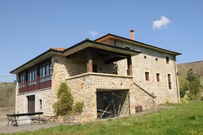 Image de Maison rurale dans la vallée de Soba, Santander, Cantabria, une vue magnifique.