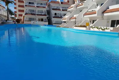 Image de Appartement Las Flores proche de plage et mer, piscine chauffée, balcon, Wifi