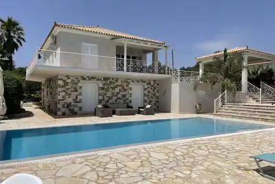 Image de Villa de luxe avec piscine privée, pataugeoire, douche extérieure et vue mer