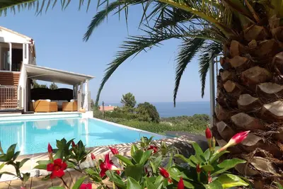 Image de Villa de Standing avec piscine à débordement, vue sur mer et maquis