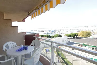 Image de Appartement bien equipé avec vue mer et ville, situé devant le port pescheur, près de tout