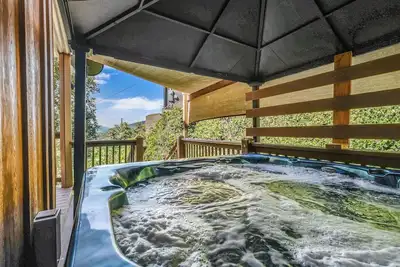 Image de Distiller's Den - Hot Tub / Foosball / 5 minutes du centre-ville de Gatlinburg