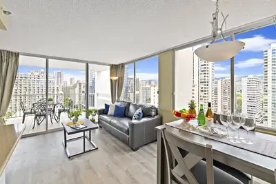 Image de Magnifique condo au coeur de Waikiki | Vues sur l'océan | 1 pâté de maisons de la plage