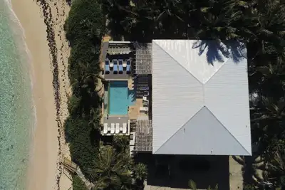 Image de Domaine privé en bord de mer avec 2 piscines, cinéma maison, sur la plage de sable rose!