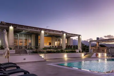 Image de Villa moderne et élégante avec piscine privée et vue spectaculaire sur la mer Égée