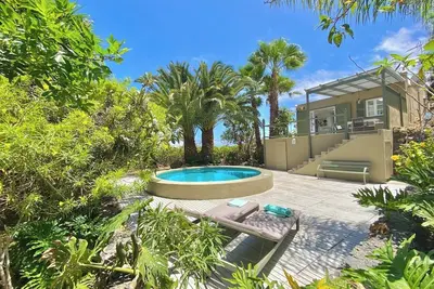 Image de Villa côtière exclusive avec piscine privée et vue magnifique sur la mer et la montagne