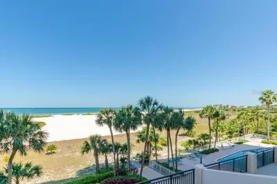 Image de Sur la plage! Belle vue toute la journée de l'immense patio privé au 3ème étage. 16 x 33