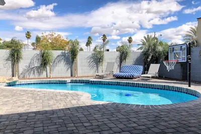 Image de Bain à remous, piscine chauffée Gratuite, arrière-cour incroyable, salle de jeux, 4 chambres à coucher