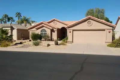 Image de Belle maison Sun Lakes dans la communauté Gated Robson, sur un terrain de golf