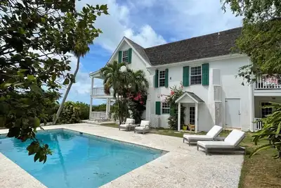 Image de Domaine historique Hilltop luxueusement restauré avec vue sur le port et l'océan