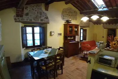 Image de Chalet dans le village, entre mer, montagne, stations thermales, nourriture et vin