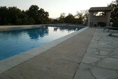 Image de Lorgues, grand studio, immense piscine 12x6 avec plongeoir, superbe vue, calme