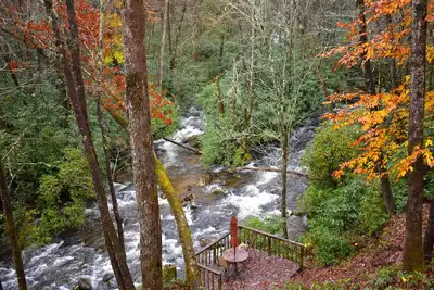 Image de Backwoods minuscule maison sur le ruisseau bruyant avec vue sur la crête de la montagne à Robbinsville, Caroline du Nord