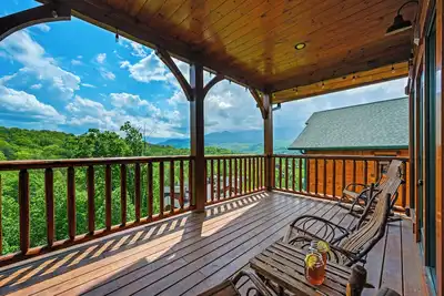 Image de Brand New Luxury Lodge: 1. 5 miles de Gatlinburg et 3 énormes ponts!