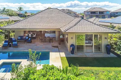 Image de Brand New Magnifiquement Maison meublée avec piscine privée et bain à remous!