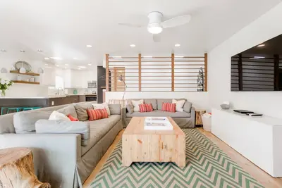 6 chambres / 4 salles de bain, vélos, climatisation, équipement de plage, bien approvisionné! Total remodeler!
