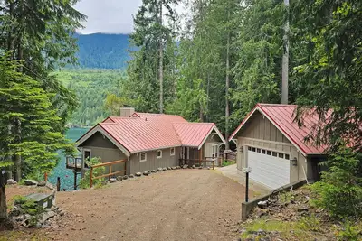 Maison du lac acceptant les chiens niché dans les Jeux olympiques sur le magnifique lac Sutherland