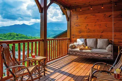 Image de Brand New Luxury Lodge: 3 énormes ponts et 1. 5 miles à Gatlinburg!