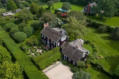 Image de Nouvelle inscription: Domaine conçu par un architecte dans le quartier historique de Sagaponack, parfaitement isolé avec jardins et piscine