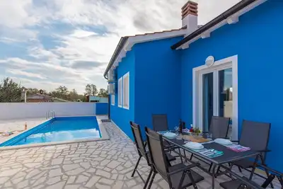 Image de Maison de vacances bleue avec piscine privée
