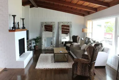 Image de 2 minutes à pied de la plage! Incroyable Resort Style Beach House W / A / C & Wifi!