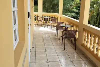 Image de Retraite de forêt tropicale, fermée et clôturée dans une maison privée de 2 étages